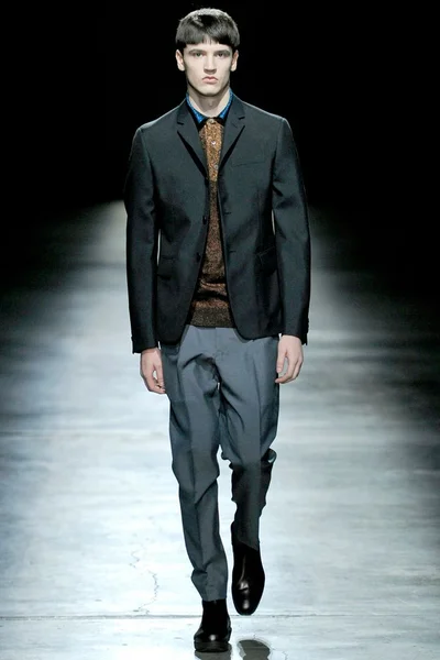 Look 16
